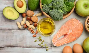 Saumon, avocat, noix, œufs, brocolis et huile d'olive : des aliments riches en acide gras polyinsaturé pour une alimentation équilibrée.