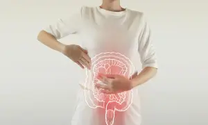 Une femme tient son abdomen, où une illustration des intestins est superposée, suggérant des problèmes intestinaux.