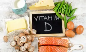 Assiette de vitamine D3 aliments : saumon, œufs, champignons, fromage, pois, beurre et lait.