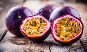 Fruits de la passion coupés en deux, révélant leur chair juteuse et orangée. Découvrez les fruit de la passion bienfaits pour la santé.