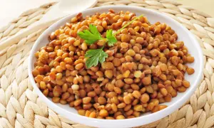 Un bol de lentilles corail garni de persil. Attention, les lentilles corail peuvent présenter un danger si elles ne sont pas bien cuites.