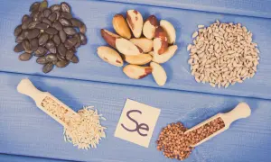 Graines de citrouille, noix du Brésil, graines de tournesol, riz, sarrasin et la carte "Se" symbolisant le sélénium aliment.