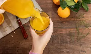 Versez du jus d'orange frais, mais attention, trop de vitamine C peut causer de la diarrhée.
