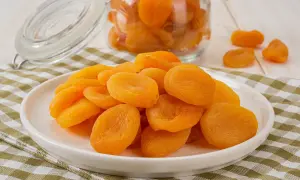 Assiette de fruits secs orangés, des abricots qui, consommés en excès, peuvent causer une légère diarrhée.