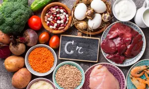 Assiette de foie, poulet, crevettes, œufs, lentilles, haricots, brocolis, tomates, betteraves, pommes de terre, concombre, et un tableau noir avec "Cr" pour les chrome bienfaits.