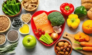 Assortiment de fruits, légumes, poisson et noix, riches en oligo-éléments essentiels pour une alimentation saine.