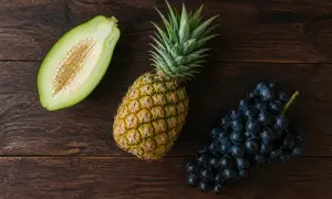 Papaye verte coupée, ananas et raisins noirs. Attention, ce sont les 3 fruits à éviter pendant la grossesse.