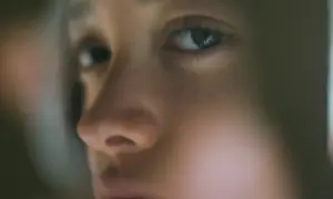 Gros plan sur le visage d'un enfant, l'œil est net, le reste est flou, évoquant une vision floue soudaine et la fatigue.