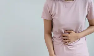 Femme tenant son ventre, souffrant de digestion difficile. Peut-être un remède grand-mère serait utile ?