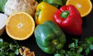Poivrons, oranges, céleri-rave, persil et noix. Ces aliments peuvent faire partie d'une liste aliments interdits candidose.