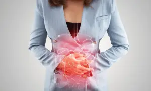 Femme tenant son ventre, avec une illustration du système digestif en rouge. Peut illustrer les symptômes de la candidose intestinale.