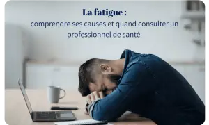 Un homme s'effondre sur son bureau, accablé par la fatigue quotidienne. Un ordinateur portable et une tasse de café sont à proximité.