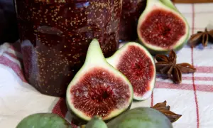 Confiture de figues maison, un délice aux multiples figue bienfaits. Des figues fraîches et des étoiles de badiane complètent ce tableau gourmand.