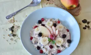 Un bol de flocons d'avoine garni de fruits frais et de graines, un petit-déjeuner sain pour profiter des flocons d'avoine bienfaits.