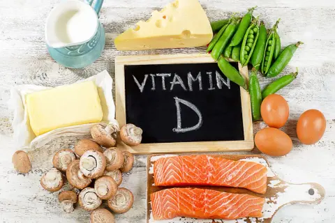 Assiette de vitamine D3 aliments : saumon, œufs, champignons, fromage, pois, beurre et lait.