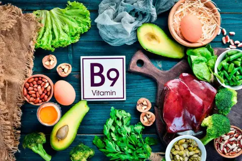Avocat, épinards, brocolis, foie... quel fruit contient de la vitamine B9 ? L'avocat est une excellente source.