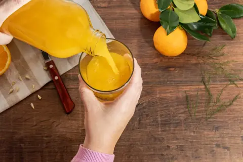 Versez du jus d'orange frais, mais attention, trop de vitamine C peut causer de la diarrhée.
