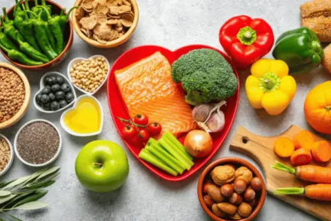 Assortiment de fruits, légumes, poisson et noix, riches en oligo-éléments essentiels pour une alimentation saine.