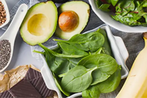 Avocat, épinards, bananes, graines de chia, chocolat noir et sarrasin : un festin de fruits et aliments riches en magnésium.
