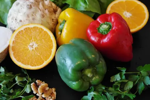 Poivrons, oranges, céleri-rave, persil et noix. Ces aliments peuvent faire partie d'une liste aliments interdits candidose.
