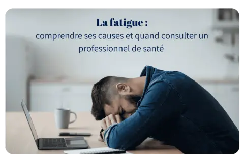 Un homme s'effondre sur son bureau, accablé par la fatigue quotidienne. Un ordinateur portable et une tasse de café sont à proximité.