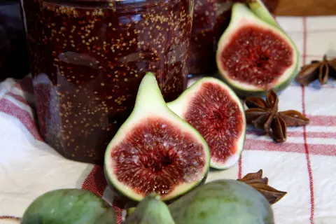 Confiture de figues maison, un délice aux multiples figue bienfaits. Des figues fraîches et des étoiles de badiane complètent ce tableau gourmand.