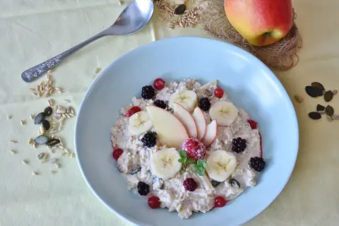 Un bol de flocons d'avoine garni de fruits frais et de graines, un petit-déjeuner sain pour profiter des flocons d'avoine bienfaits.