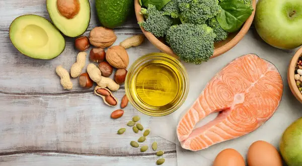 Saumon, avocat, noix, œufs, brocolis et huile d'olive : des aliments riches en acide gras polyinsaturé pour une alimentation équilibrée.
