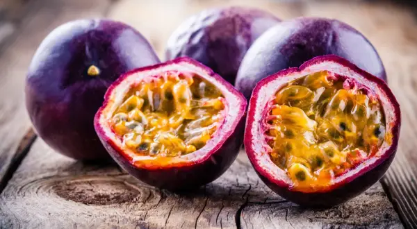 Fruits de la passion coupés en deux, révélant leur chair juteuse et orangée. Découvrez les fruit de la passion bienfaits pour la santé.