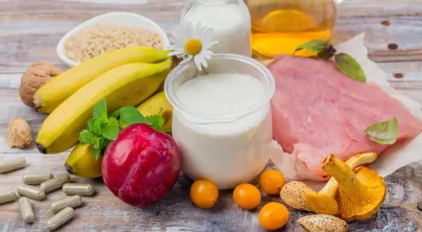 Bananes, dinde, produits laitiers, amandes, champignons : des aliments riches en tryptophane pour un bien-être naturel.
