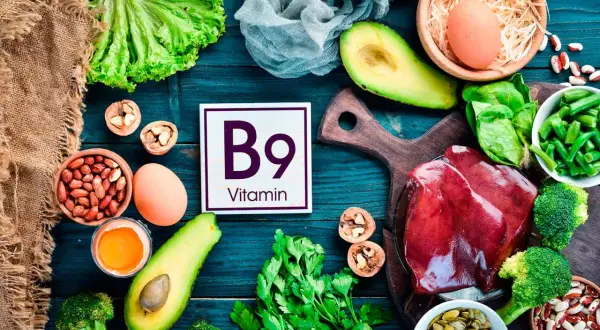 Avocat, épinards, brocolis, foie... quel fruit contient de la vitamine B9 ? L'avocat est une excellente source.