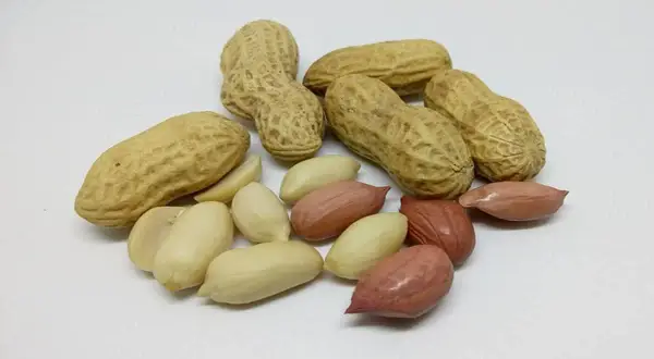 Amandes et cacahuètes décortiquées, un aperçu des cacahuètes bienfaits pour la santé.