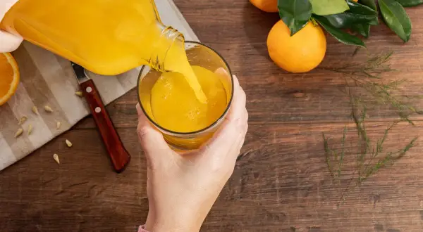 Versez du jus d'orange frais, mais attention, trop de vitamine C peut causer de la diarrhée.