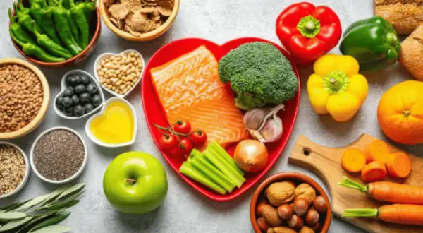 Assortiment de fruits, légumes, poisson et noix, riches en oligo-éléments essentiels pour une alimentation saine.