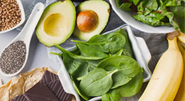 Avocat, épinards, bananes, graines de chia, chocolat noir et sarrasin : un festin de fruits et aliments riches en magnésium.