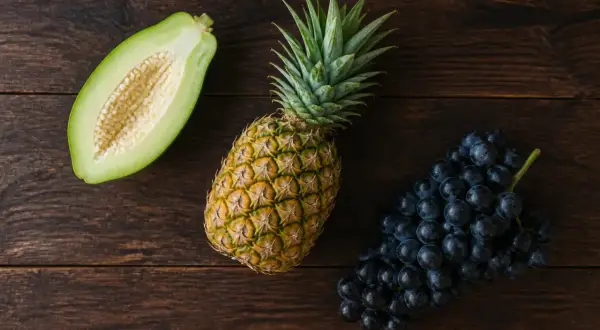 Papaye verte coupée, ananas et raisins noirs. Attention, ce sont les 3 fruits à éviter pendant la grossesse.