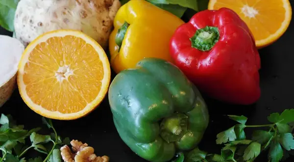 Poivrons, oranges, céleri-rave, persil et noix. Ces aliments peuvent faire partie d'une liste aliments interdits candidose.