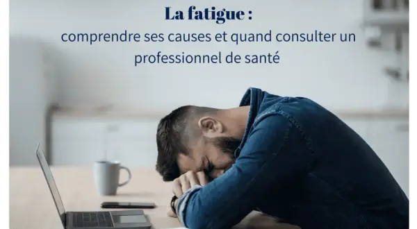 Un homme s'effondre sur son bureau, accablé par la fatigue quotidienne. Un ordinateur portable et une tasse de café sont à proximité.