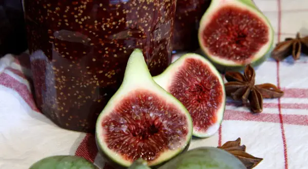 Confiture de figues maison, un délice aux multiples figue bienfaits. Des figues fraîches et des étoiles de badiane complètent ce tableau gourmand.