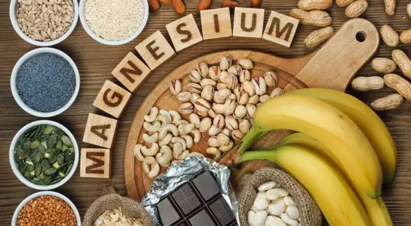 Des aliments riches en magnésium : graines de tournesol, sésame, pavot, courge, amandes, noix de cajou, pistaches, bananes, chocolat noir, haricots, flocons d'avoine. Pourquoi prendre du magnésium ?