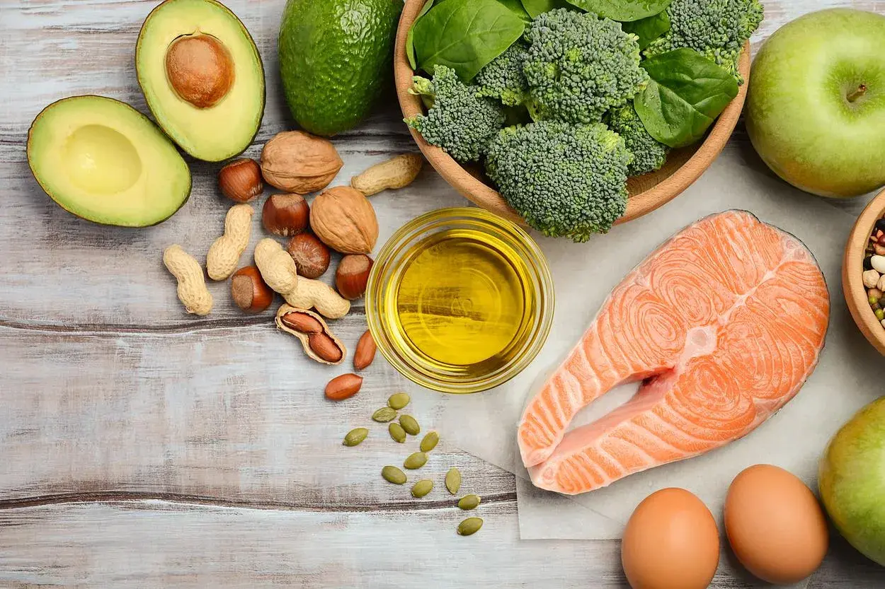Saumon, avocat, noix, œufs, brocolis et huile d'olive : des aliments riches en acide gras polyinsaturé pour une alimentation équilibrée.