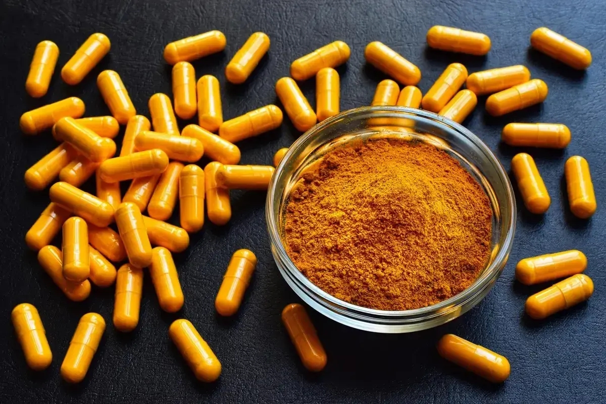 Gélules et poudre de curcuma, une aide naturelle pour la femme enceinte.