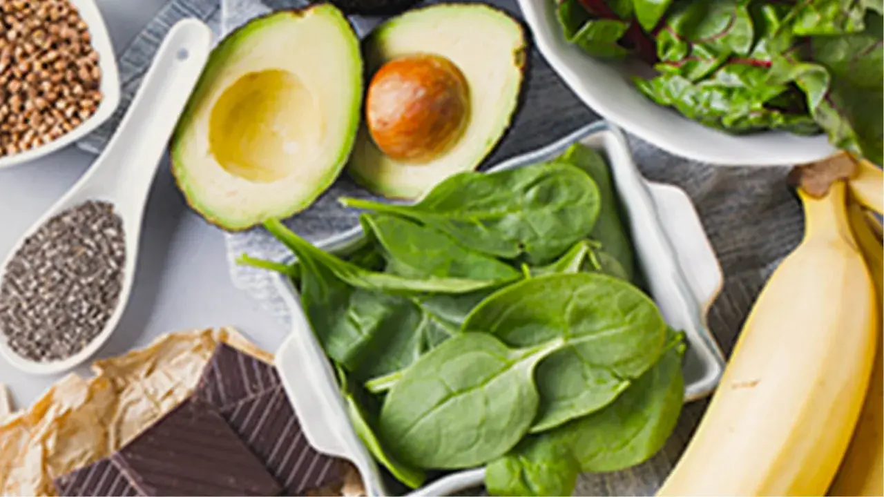 Avocat, épinards, bananes, graines de chia, chocolat noir et sarrasin : un festin de fruits et aliments riches en magnésium.