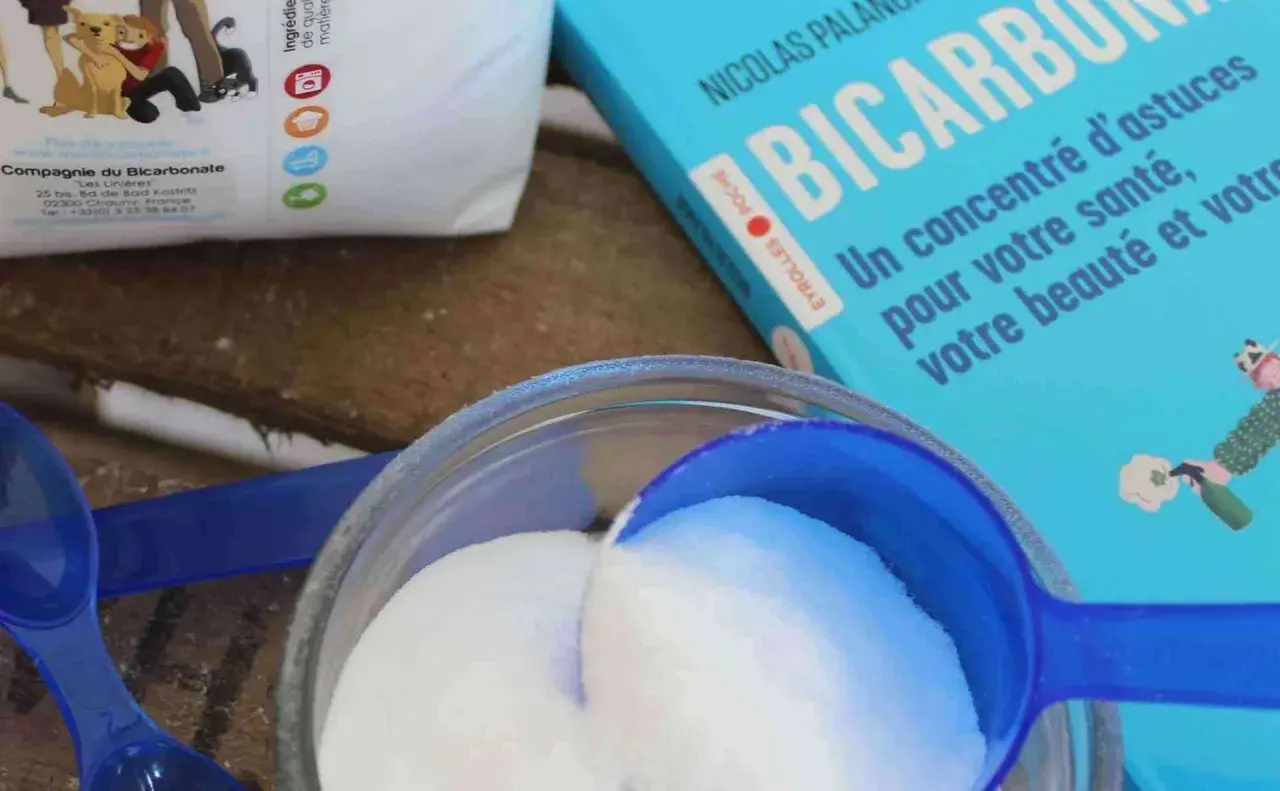 Bicarbonate de soude : un concentré d'astuces pour votre santé, votre beauté et votre digestion. Une cuillère bleue remplit de poudre blanche.
