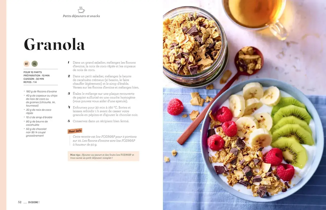 Granola maison aux flocons d'avoine, idéal pour un petit-déjeuner réconfortant et adapté à l'intestin irritable. Servi avec des fruits frais.
