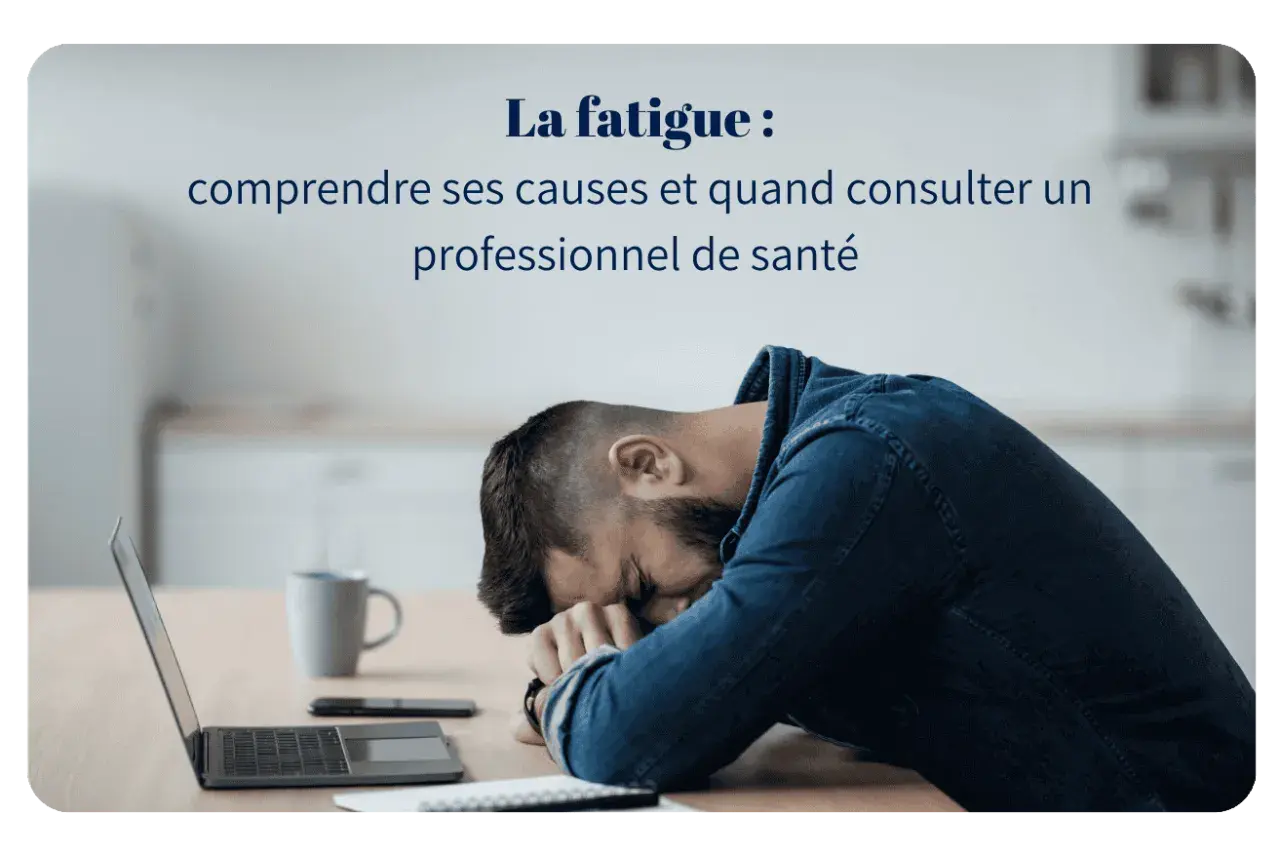 Un homme s'effondre sur son bureau, accablé par la fatigue quotidienne. Un ordinateur portable et une tasse de café sont à proximité.