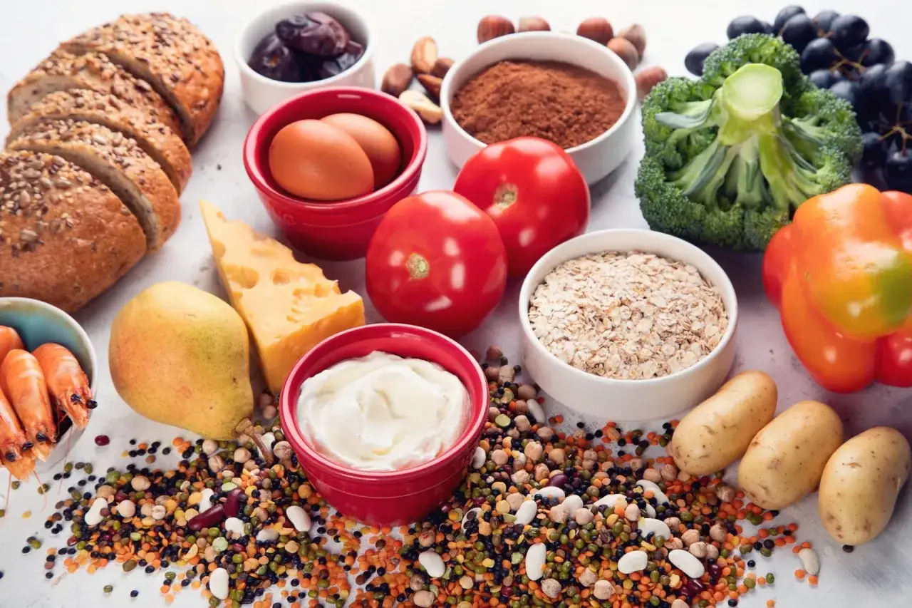 Assortiment d'aliments sains : pain, &oelig;ufs, fromage, fruits, l&eacute;gumes, crevettes, l&eacute;gumineuses. Une alimentation &eacute;quilibr&eacute;e pour les bienfaits du chrome.