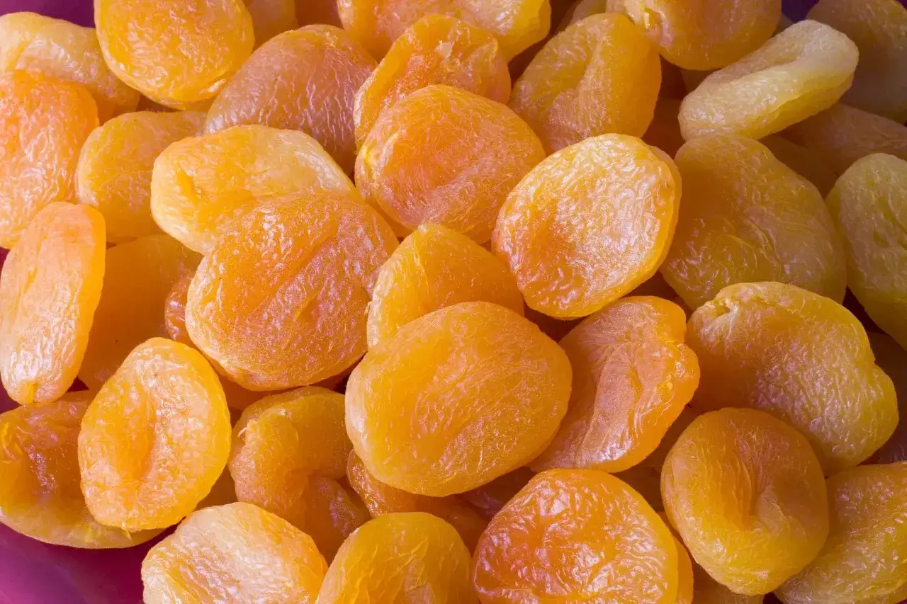 Gros plan sur des abricots secs, orange vif. Attention, trop d'abricots peuvent causer la diarrh&eacute;e.