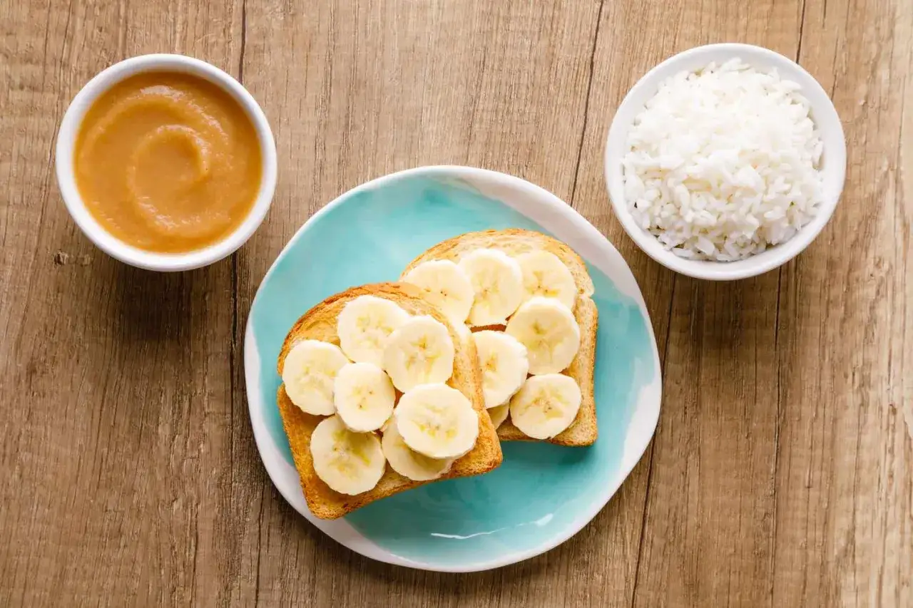 Toast avec banane, compote de pommes et riz blanc, un repas doux pour soulager le pain diarrhée.
