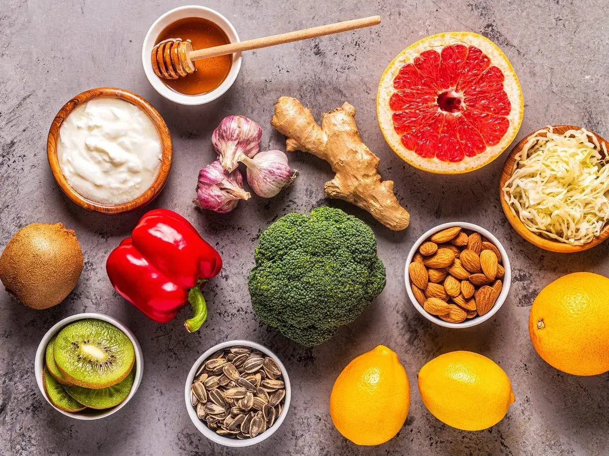 Kiwi, poivron rouge, brocoli, agrumes : des aliments pour un système immunitaire fort. Le kiwi est le fruit le plus riche en vitamine C.